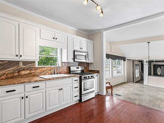 5th image of 851 Marine St