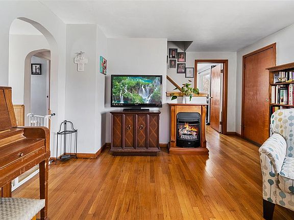 4th image of 36 Alida Ave