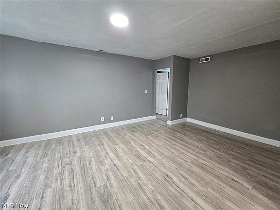 5th image of 2044 N Green Rd