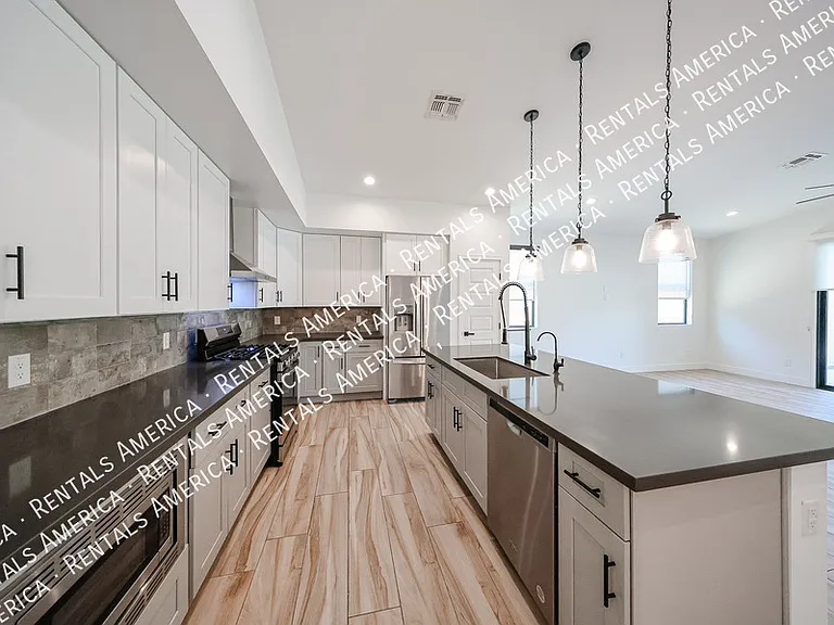 2418 E Amelia Ave — Photo 16
