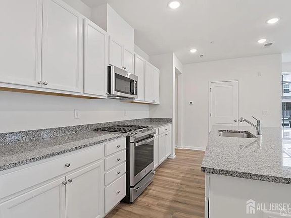 4th image of 735 Station Rd