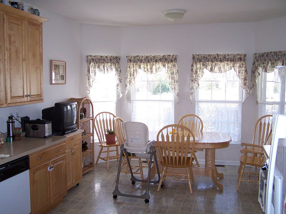 2nd image of 214 Ariel Ave