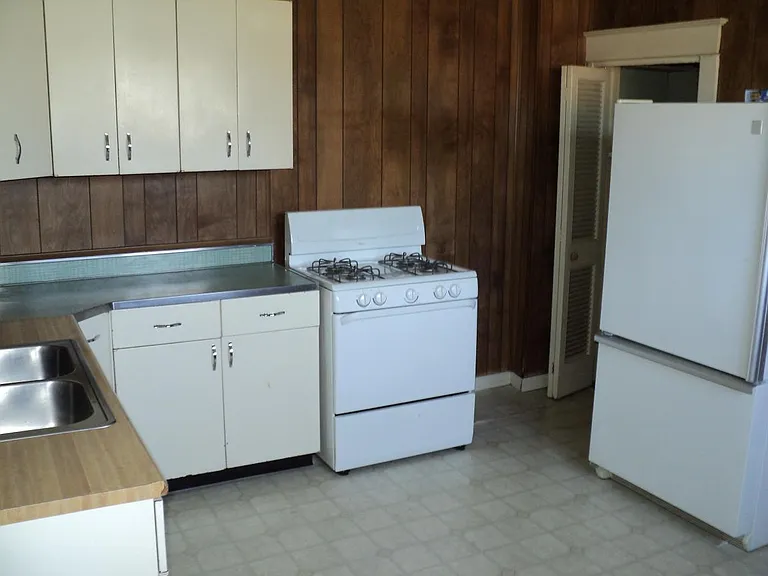 large kitchen w/oversized refrig/freezer, new oven/stove has