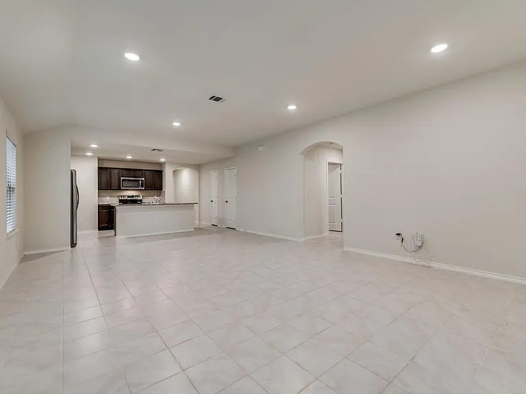 1302 Meadow Creek Dr — Photo 5
