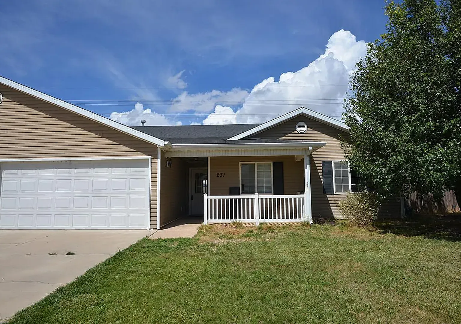 Single level Twinhome! — Photo 1