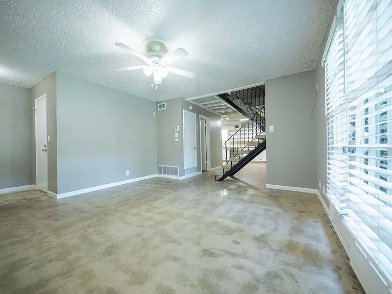 1717 N Locust St — Photo 33