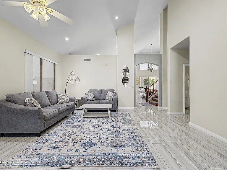 1015 E Irma Ln — Photo 6