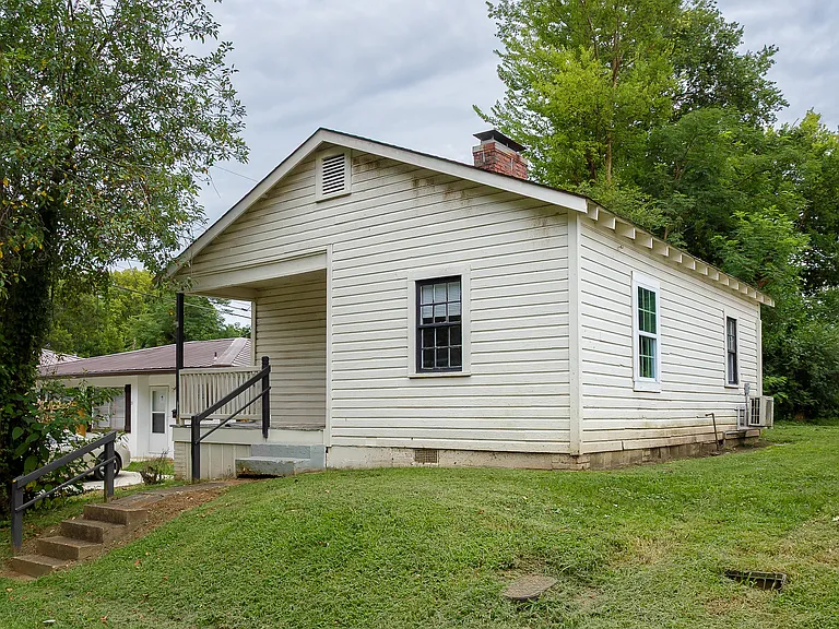 133 W Woodland Rd — Photo 2