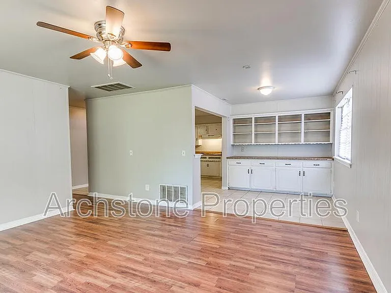 1424 Tanglewood Dr — Photo 6