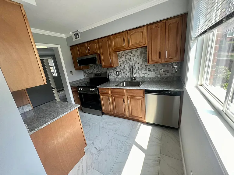Royal Palms Apartments — Photo 18