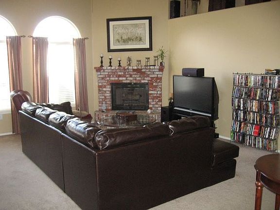 Great room w/fireplace!