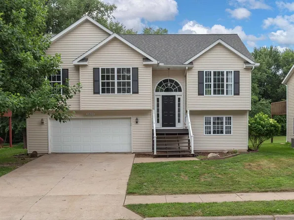 5804 Hillandale Rd, Davenport, IA 52806
