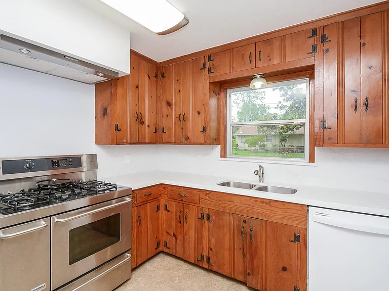 5227 Maple St — Photo 7