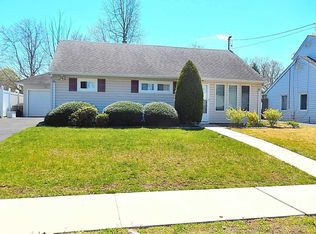 41 Island St, Plainview, NY 11803