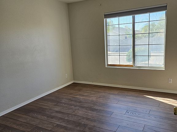 3rd image of 825 N 94th Pl