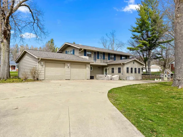 215 Shady Ln, Eureka, IL 61530