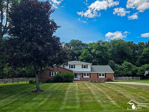 3rd image of 3414 Caroline Dr