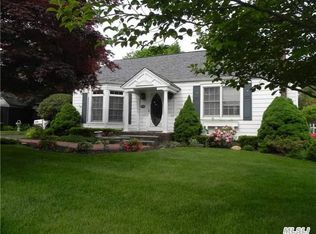 110 Oak Ave, Smithtown, NY 11787
