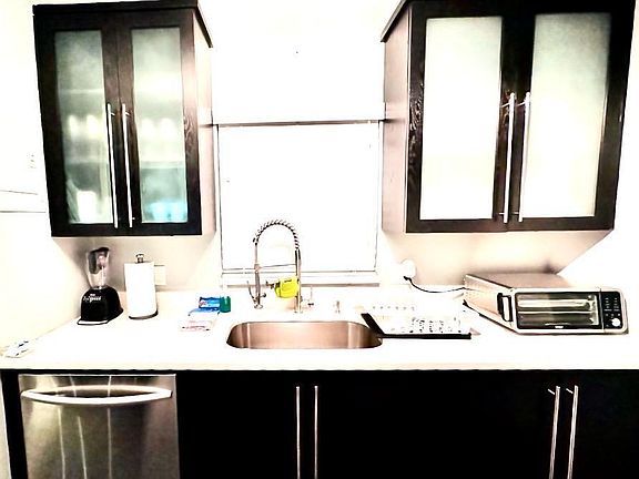 3rd image of 2424 NE 9th St APT 112