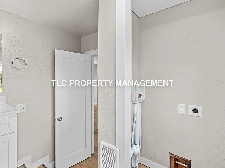 227 S 6th St — Photo 12