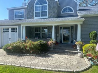 216 Blue Point Rd, Oakdale, NY 11769