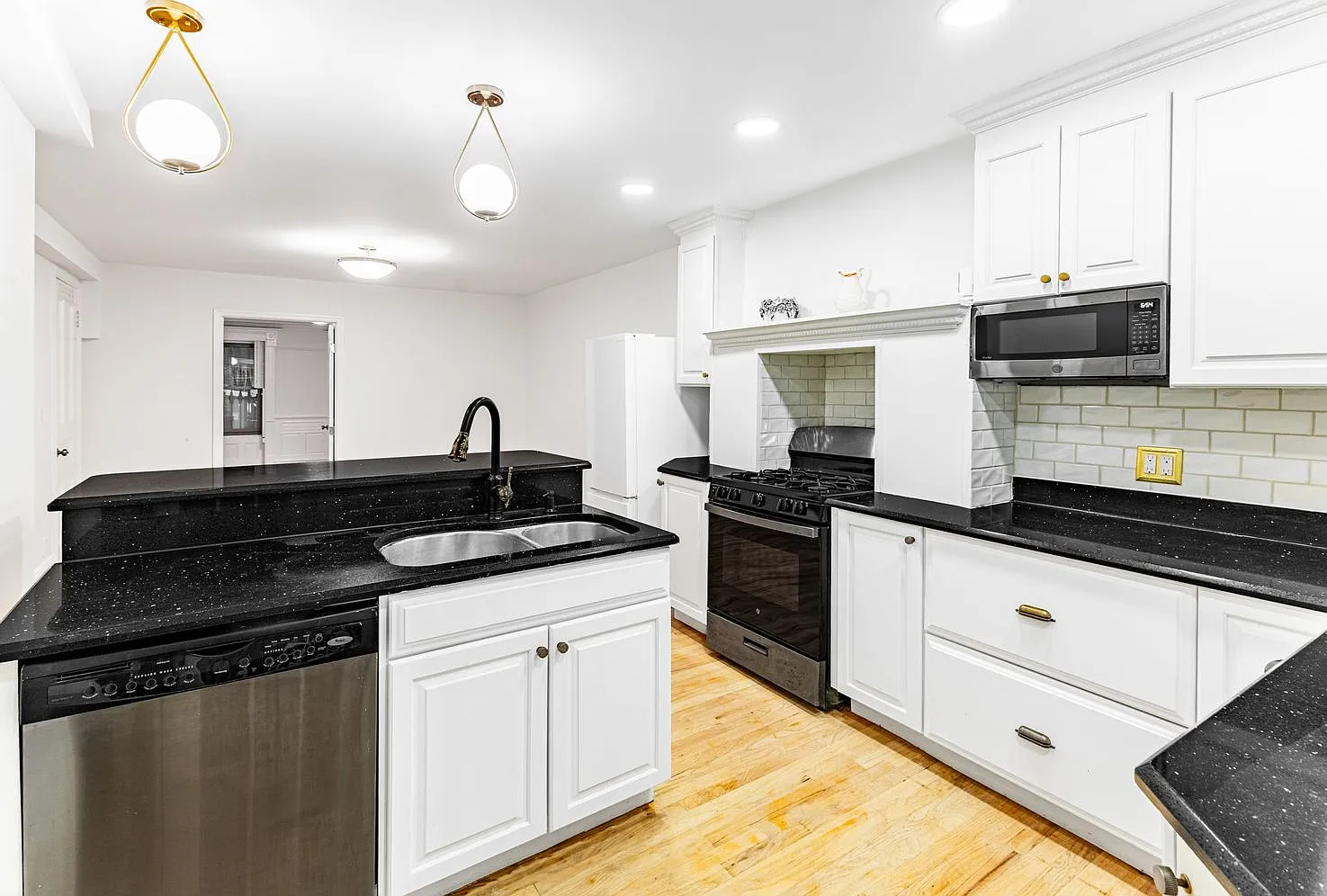 688 Putnam Avenue — Photo 2