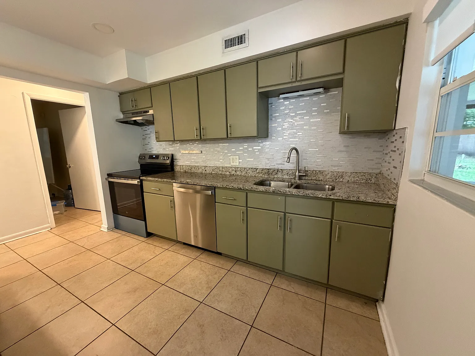 4 bed, 1200 sqft, $2,599 — Photo 3