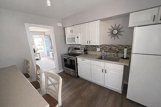 4th image of 2520 East Crescent STREET