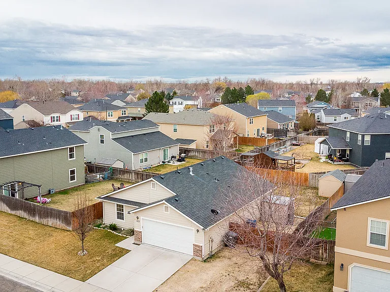 143 E Rose Lake Dr — Photo 3