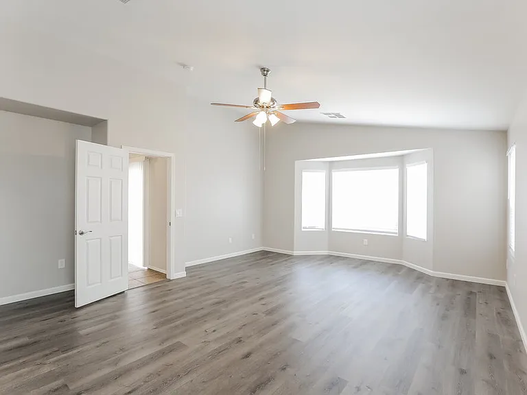 1114 E Fraktur Rd — Photo 9