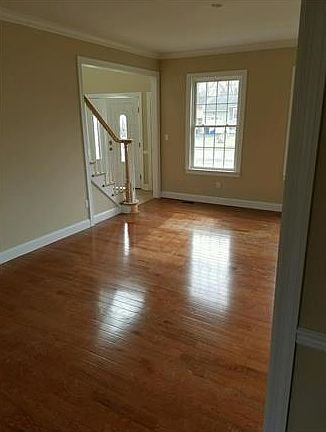 3rd image of 121 Brewster Ave