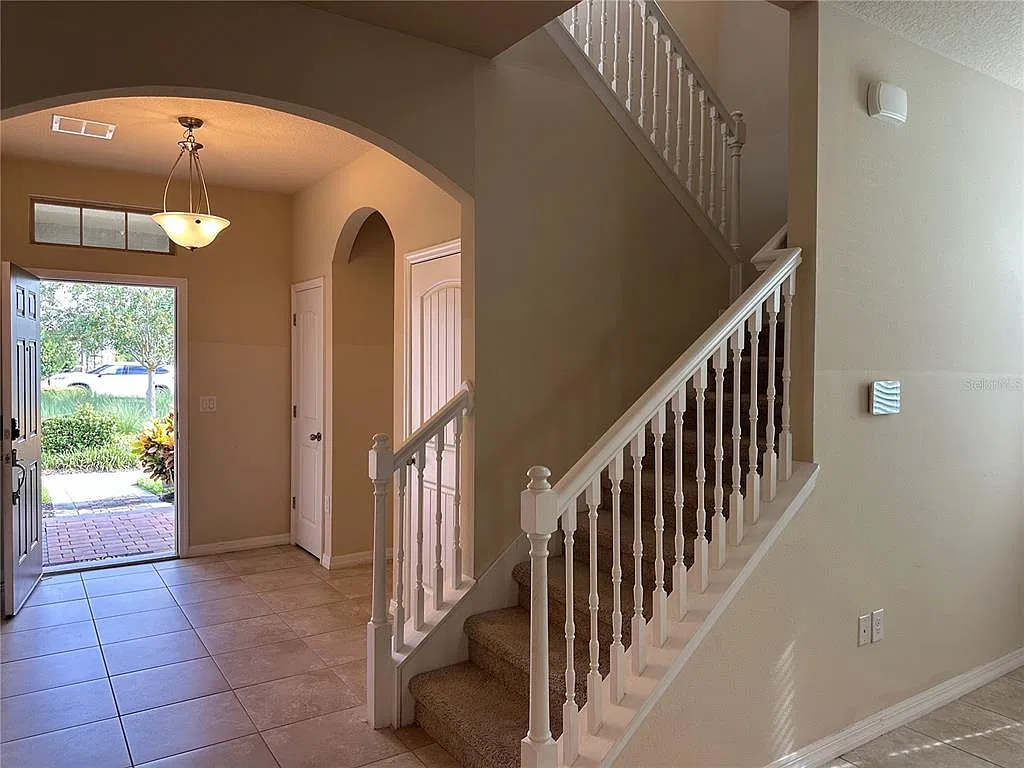 4 bed, 3.5 bath, 2477 sqft, $3,200 — Photo 2