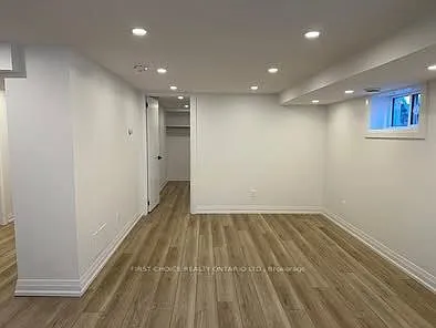 696 Holt Cres #2 — Photo 5