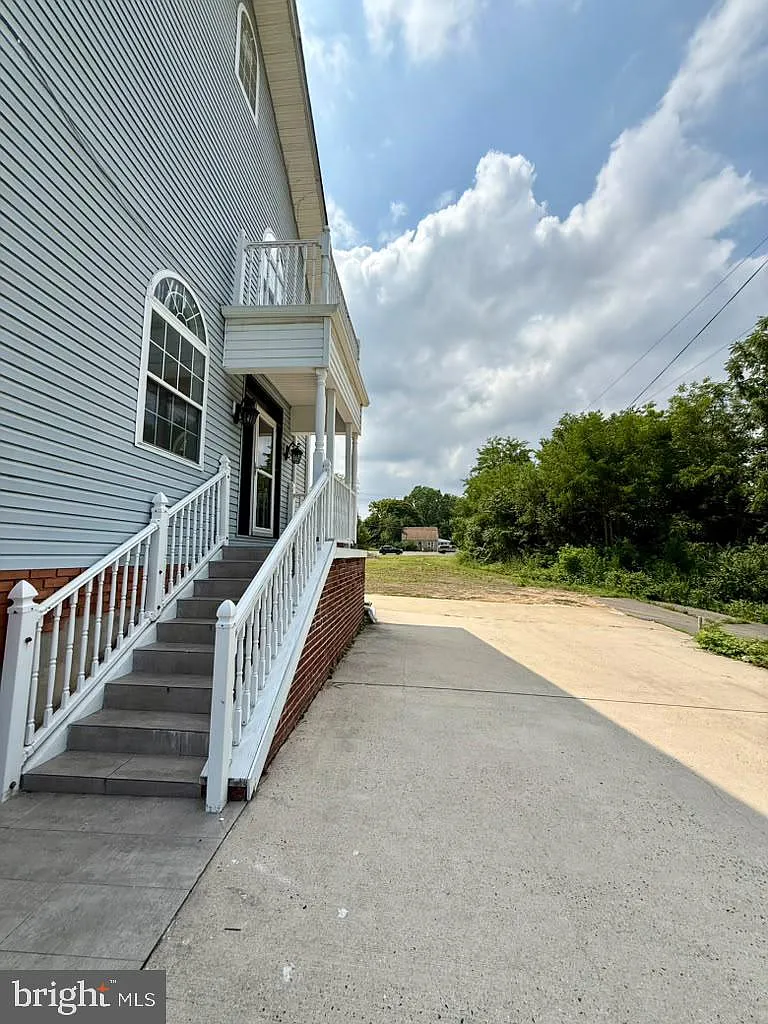 3 bed, 3.0 bath, 2800 sqft, $2,995 — Photo 1