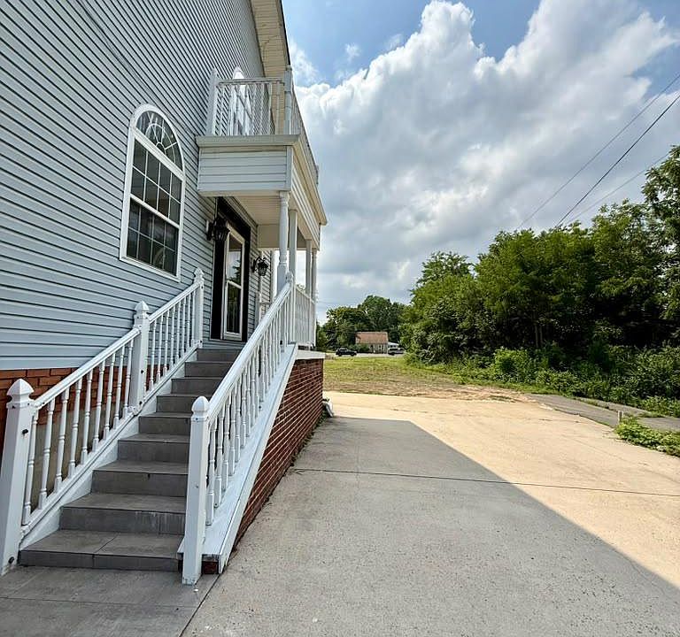 1st image of 3001 Preston Ave