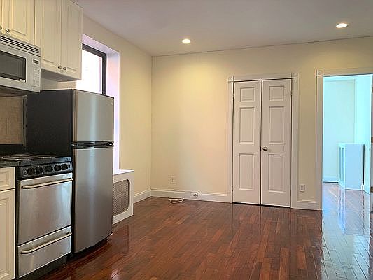 3rd image of 111 E 7th St #7X