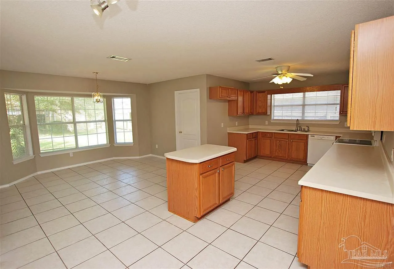 4 bed, 2.0 bath, 2750 sqft, $2,200 — Photo 2