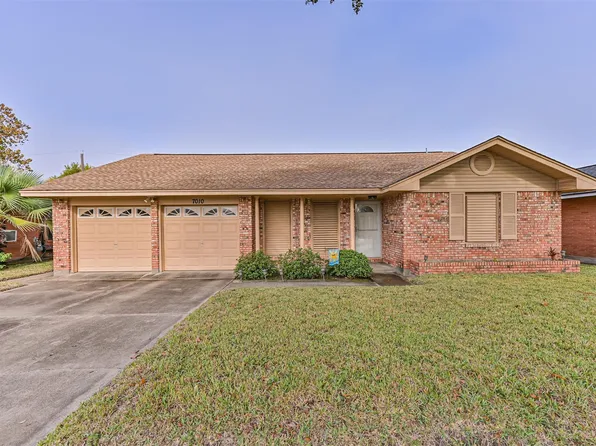 7010 Yucca Dr, Galveston, TX 77551