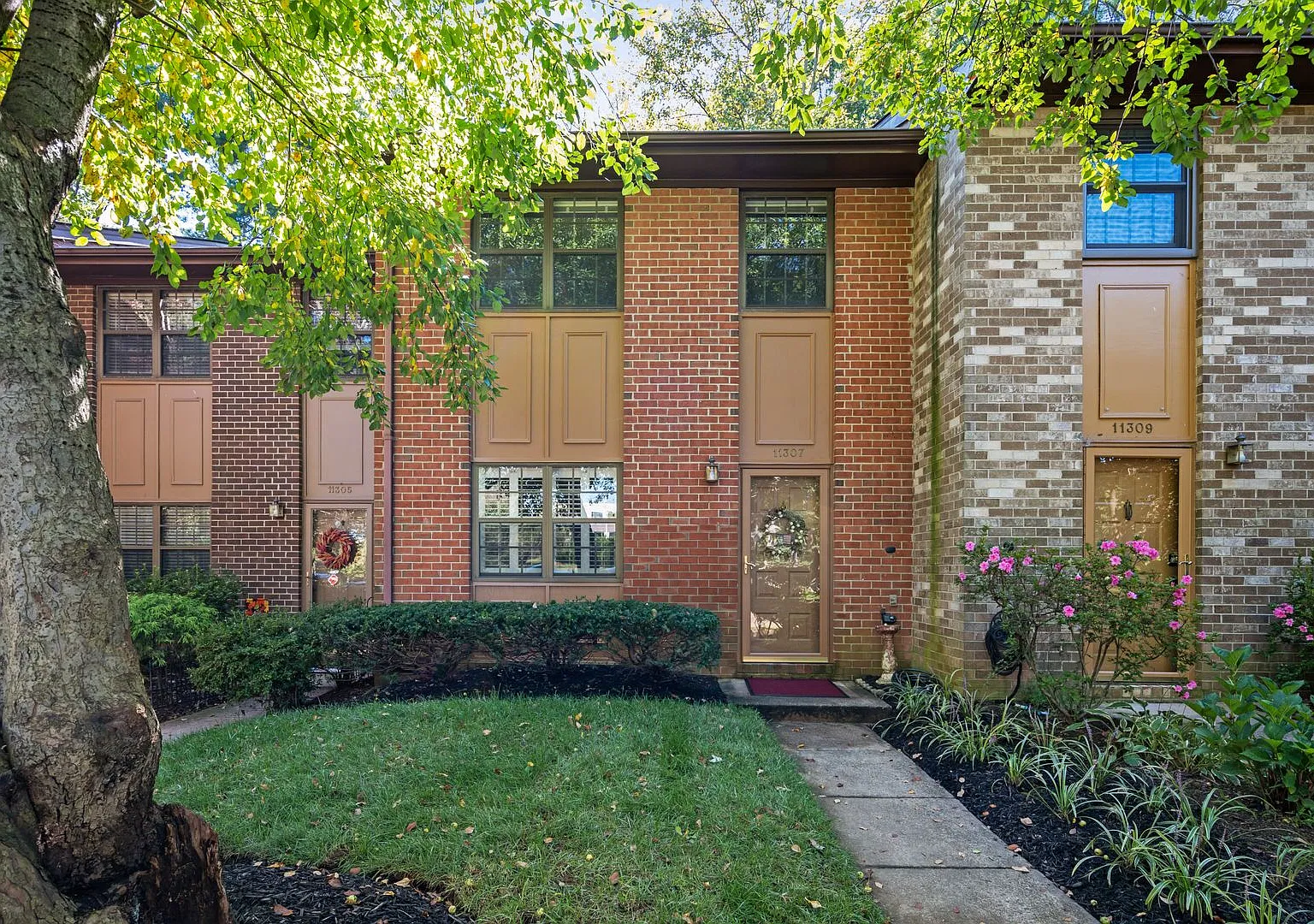 Charming Townhome with Serene Tree-Lined Setting — Photo 2