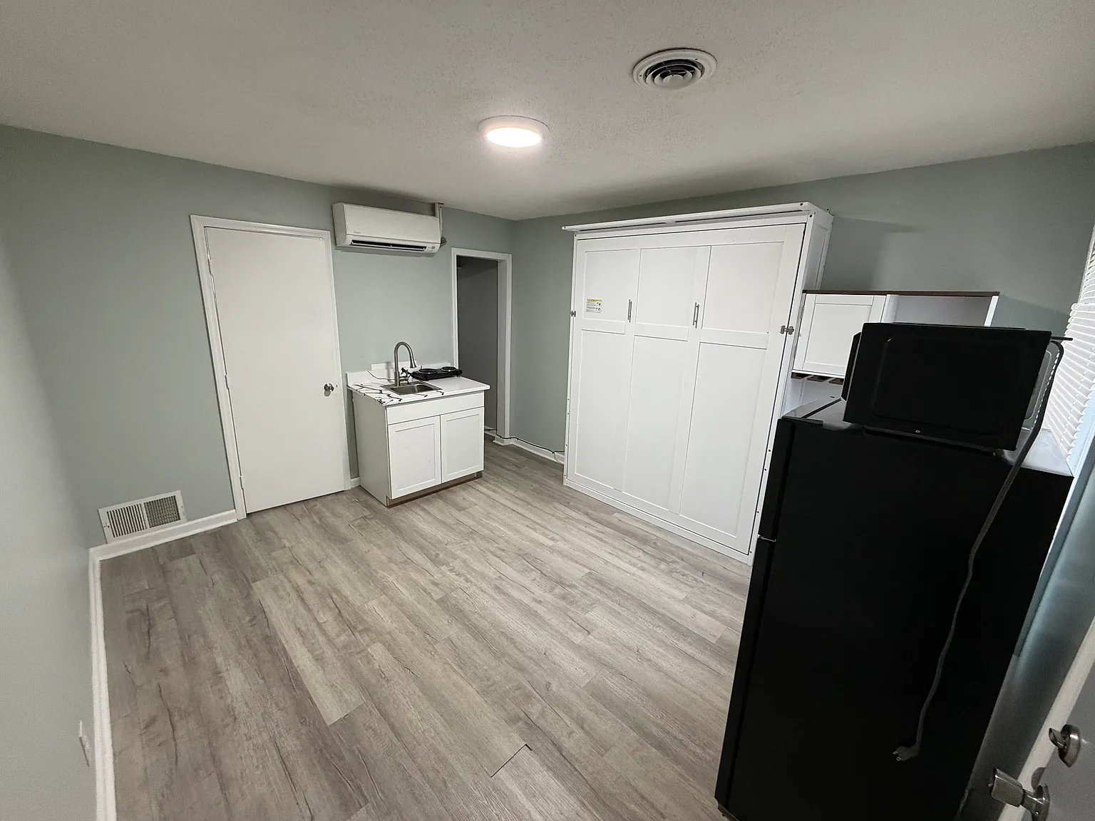 Studio, 220 sqft, $800 — Photo 1