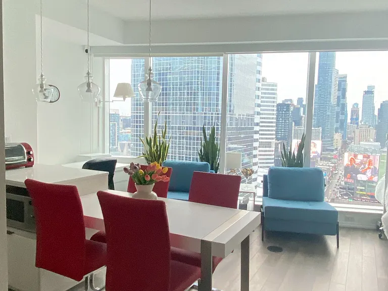 197 Yonge St W #2313 — Photo 2