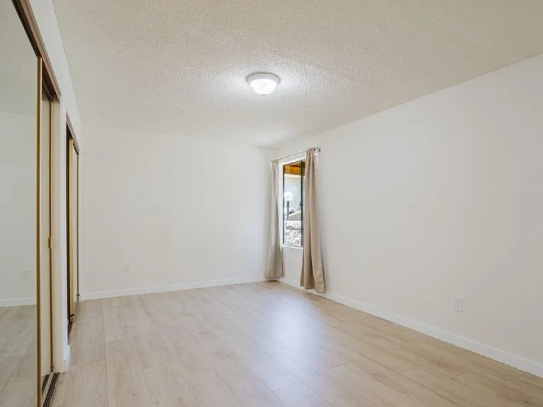 914 E Elk Ave #3 — Photo 25