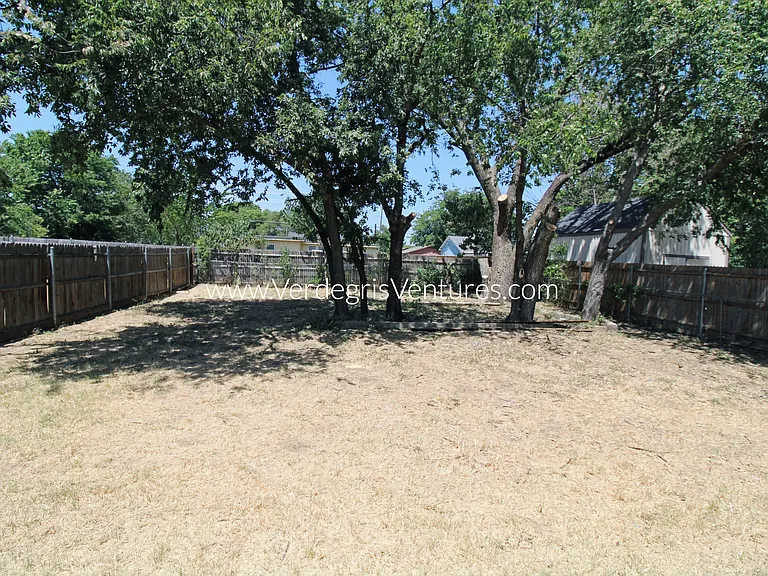 209 E Barron Ave — Photo 17
