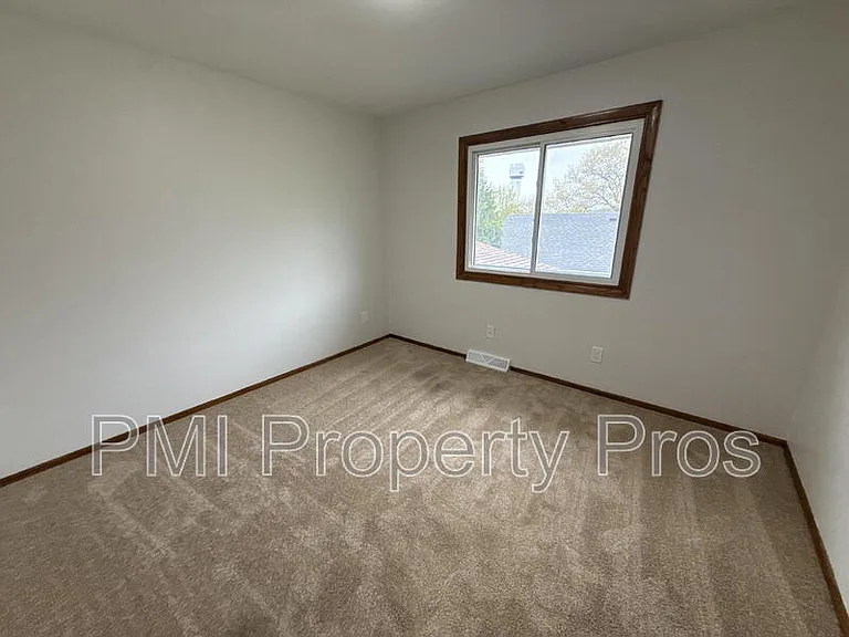 8148 S 88th St — Photo 6