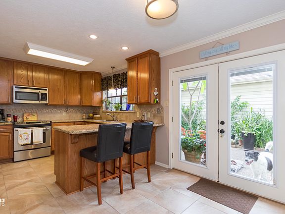 3rd image of 975 Sunmeadow Dr