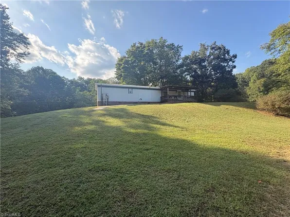 329 Graystone Rd, Mount Airy, NC 27030