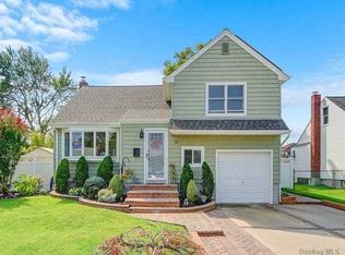 18 N Pine St, Massapequa, NY 11758