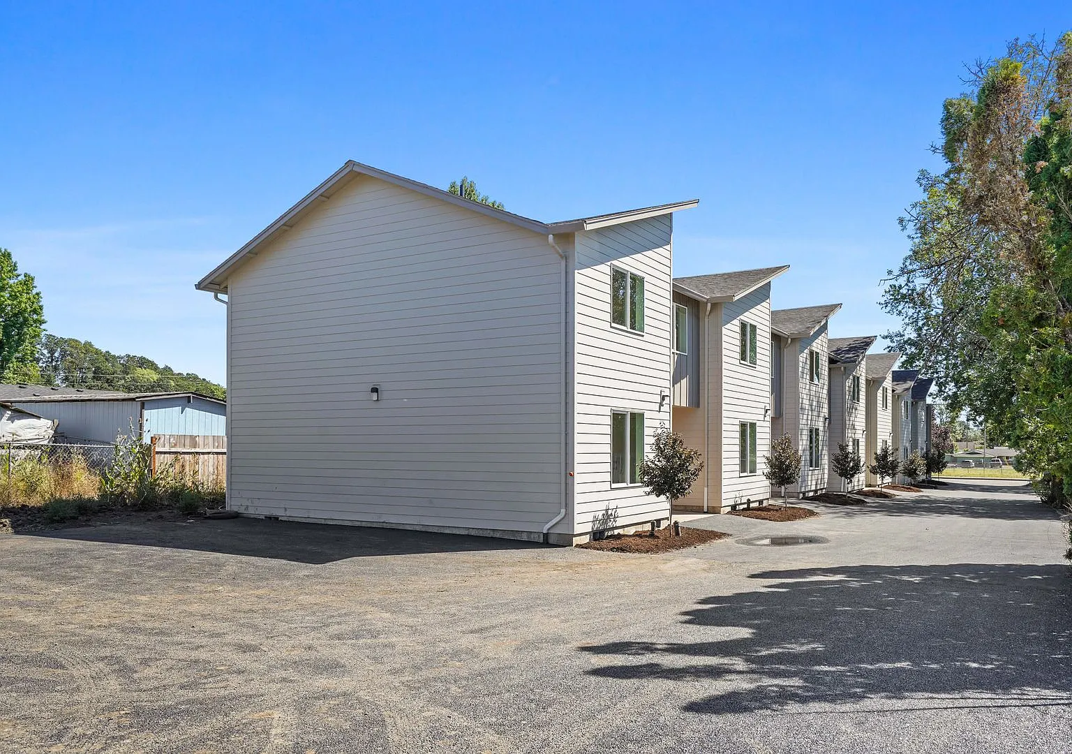 New 3 Bedroom, 2.5 Bath Townhouse in Sheridan- Pet Friendly! — Photo 2