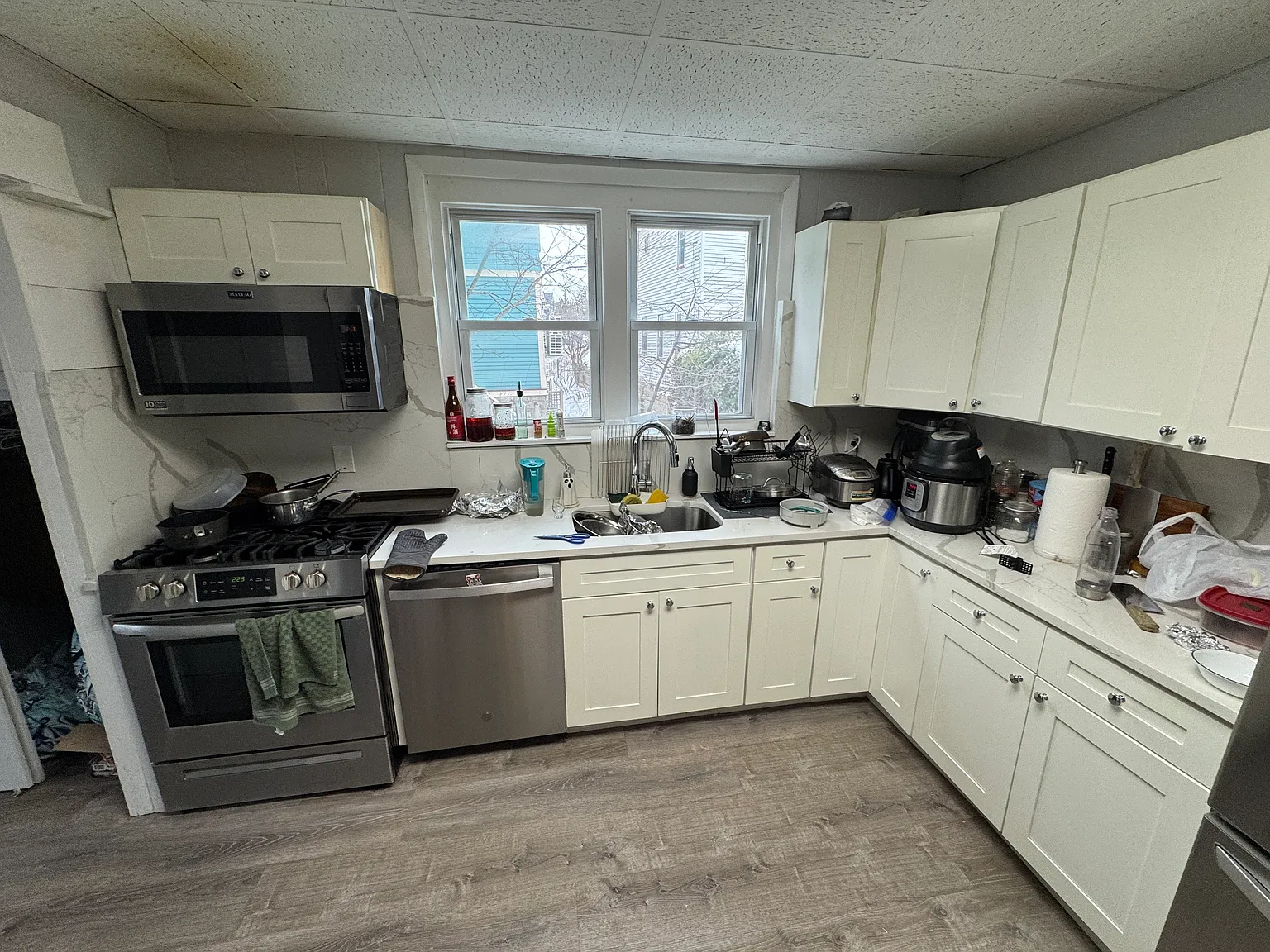 3 bed, 2.5 bath, 9999 sqft, $4,195 — Photo 1
