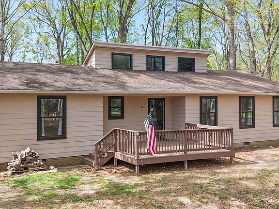 2nd image of 904 Snow Hill Rd